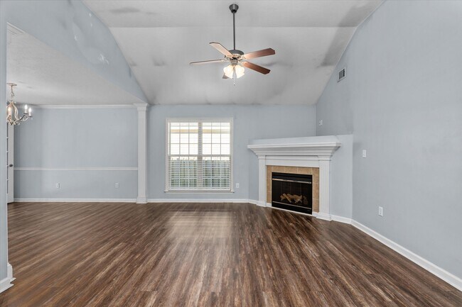 Building Photo - 570 Lory Ln