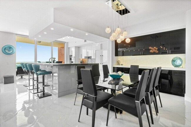 Building Photo - 2640 Lake Shore Dr