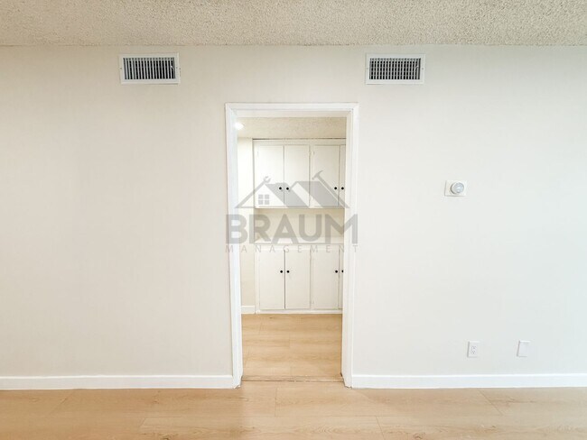 Building Photo - 6039 Whitsett Ave