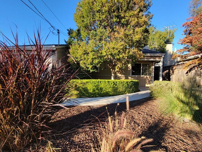 Building Photo - Updated Home in Palo Alto Available with Air Conditioning
