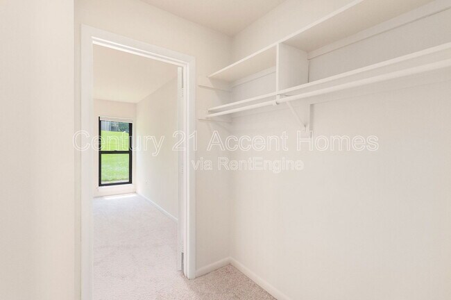 Building Photo - 5805 Royal Ridge Dr