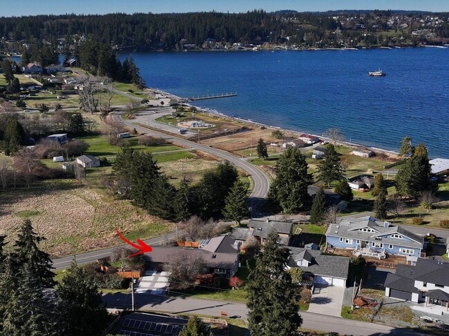 Building Photo - One Of A Kind Freeland Home with Two Seper...