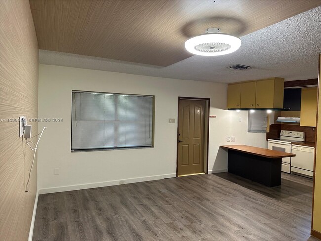 Building Photo - 1411 SW 24th Ct