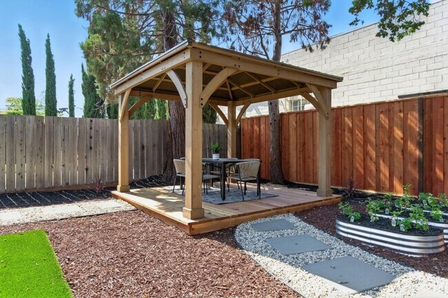 Building Photo - Refined Redwood City Living: Exquisitely R...
