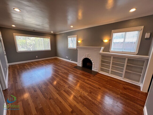 Building Photo - $3600 Beautiful Cottage Style 2 Bed 1 Bath...
