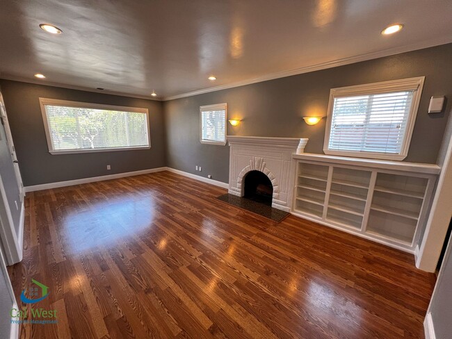 Building Photo - $4000 Beautiful Cottage Style 2 Bed 1 Bath...