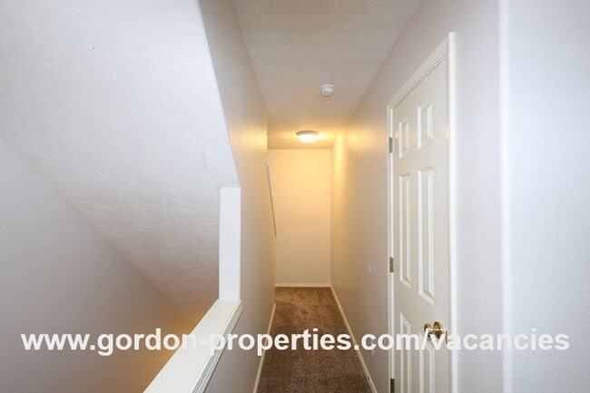 Building Photo - NE Halsey St - Gresham 2 bedroom townhouse with den/office