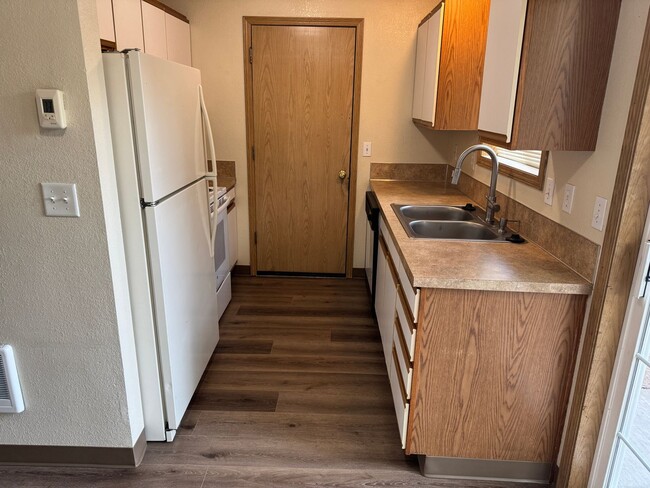 Building Photo - Updated 3 bedroom 2 bath duplex! MOVE IN S...