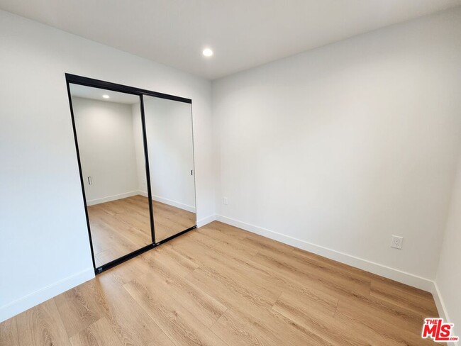 Building Photo - 1154 W 67th St