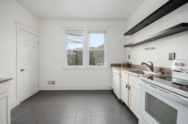 Building Photo - 593 Hague St