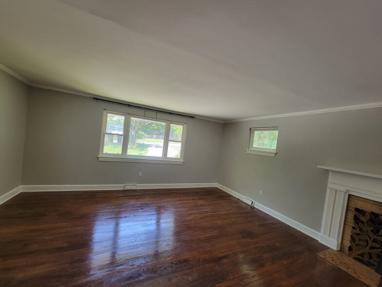 Building Photo - 20 N Garden Cir
