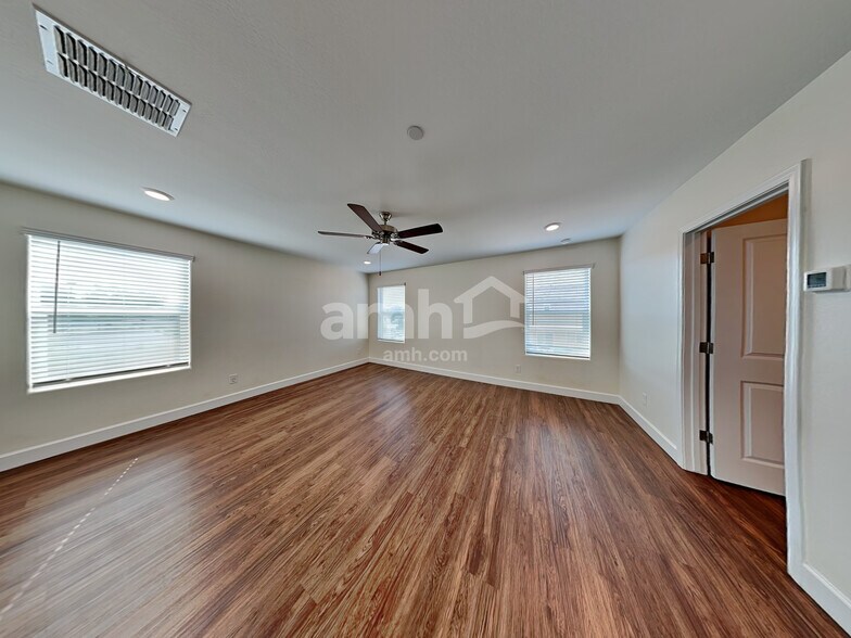 Building Photo - 5915 W Larkspur Dr