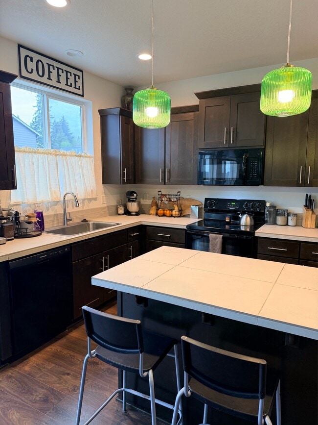 Building Photo - 995 NE Wildwood Dr