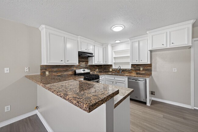 Building Photo - 210 N Shirley Ln