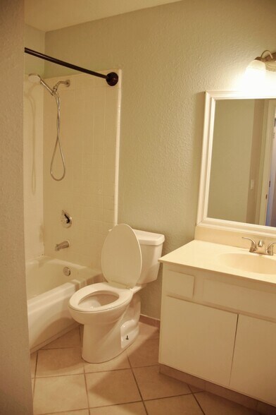 upstairs second bathroom - 44553 La Paz Rd