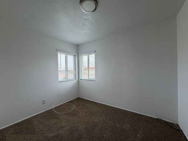 Building Photo - NEW LISTING!! 3 Bedroom 1.5 Bathroom House with Huge Yard, Central Heat & Air!