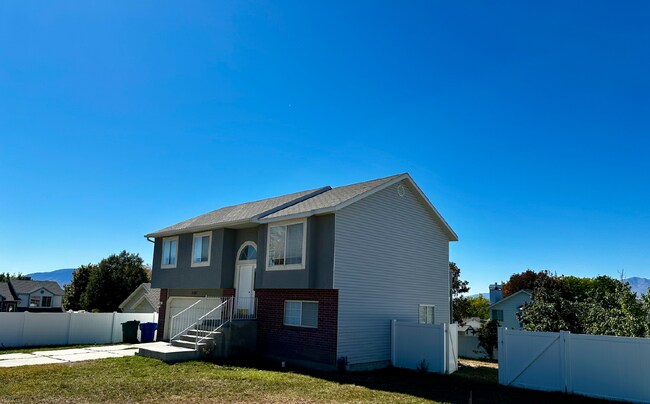 Building Photo - Charming 3-Bedroom Home for Rent in a Tran...