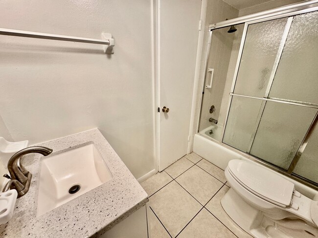 Building Photo - Charming 2 bed/ 2 bath in Royal Palm Villas