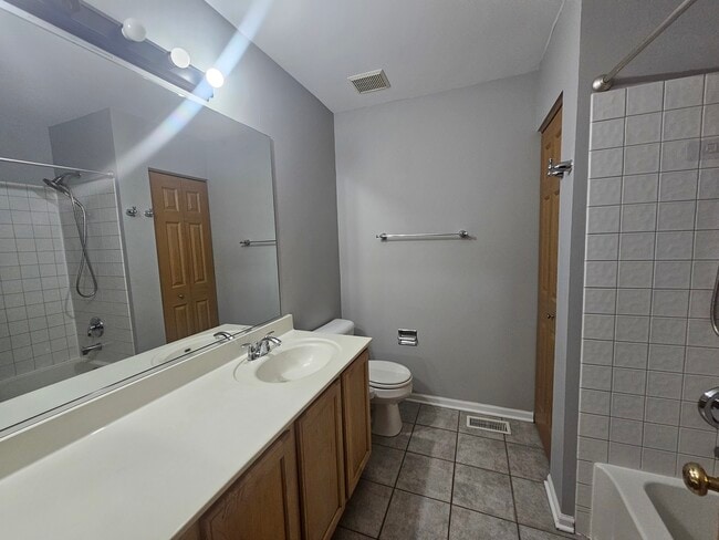 Building Photo - 852 Woodewind Dr