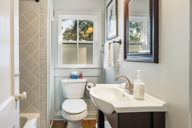 Building Photo - 220 Cleland St