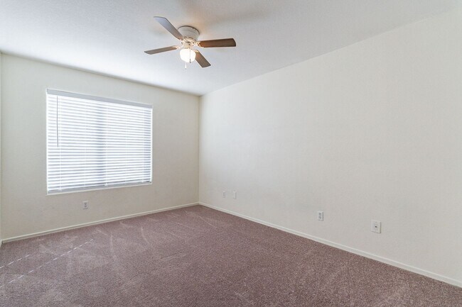 Building Photo - AVAILABLE JULY - Three Bedrooms + Loft!