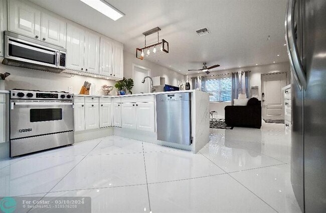 Building Photo - 327 Lancaster St