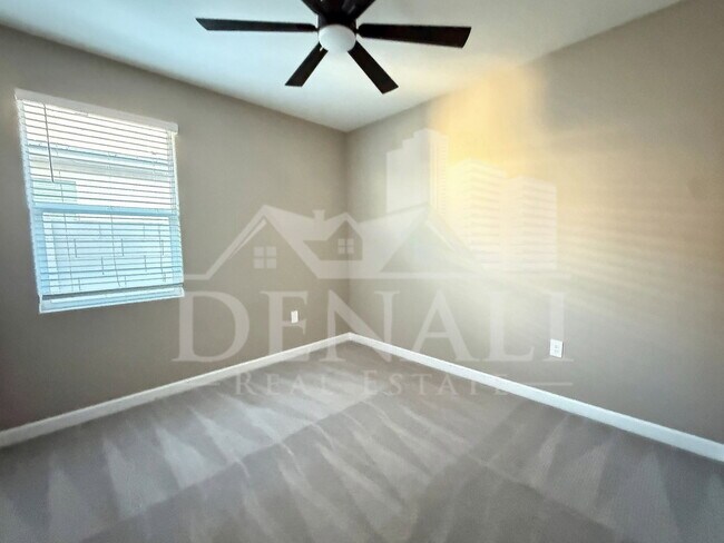 Building Photo - 1053 E Horro Rd