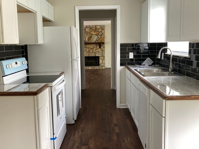 Building Photo - All new interior and exterior! Move in ready!