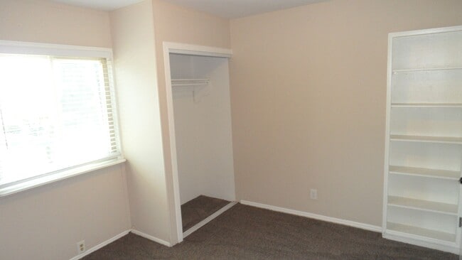 Building Photo - Spacious 6 Bedroom, 3 Bathroom, Single Fam...