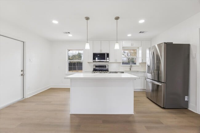 Building Photo - 2302 Hewitt Dr