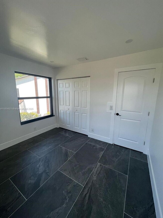 Building Photo - 204 Lake Pointe Dr