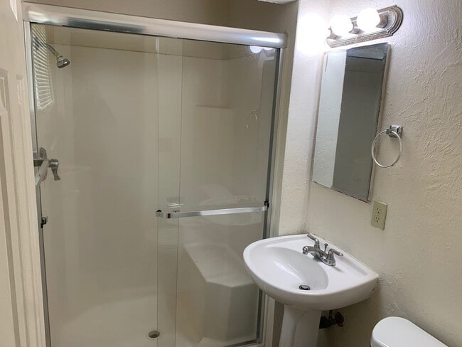 Building Photo - Bright & Spacious 3-Bedroom Home in Desirable River Road Area