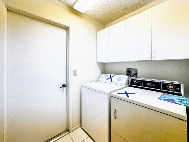 Building Photo - "Charming 2-Bedroom Oasis with 2 Full Baths in New Port Richey - Spacious 1747 Sq. Ft. Gem!"