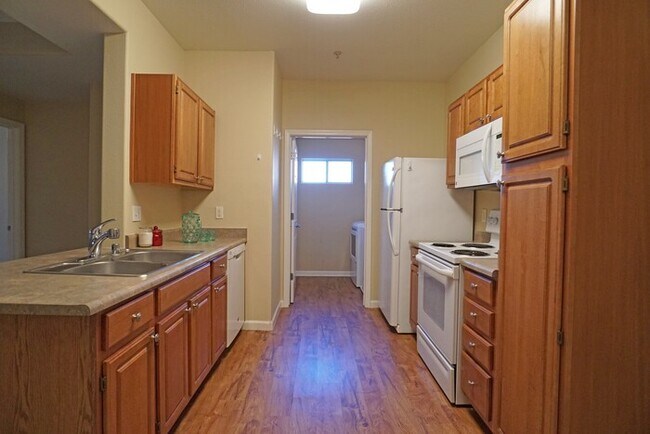 Building Photo - 3 bedroom, 2 bathroom condo with great flo...
