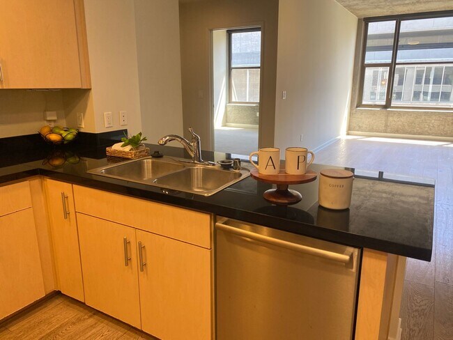 Building Photo - Advent - Gorgeous & Bright Contemporary Style Condo W/ Parking & Laundry!