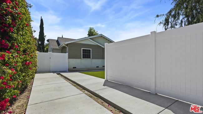 Building Photo - 13842 Hamlin St