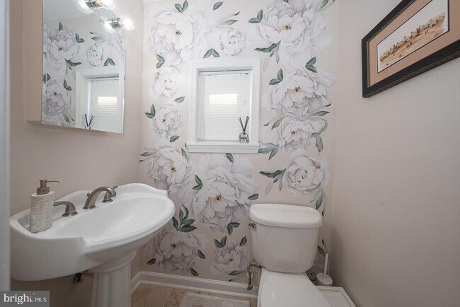 Building Photo - 227 E Hathaway Ln