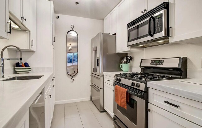 Building Photo - 1021 San Luis Cir