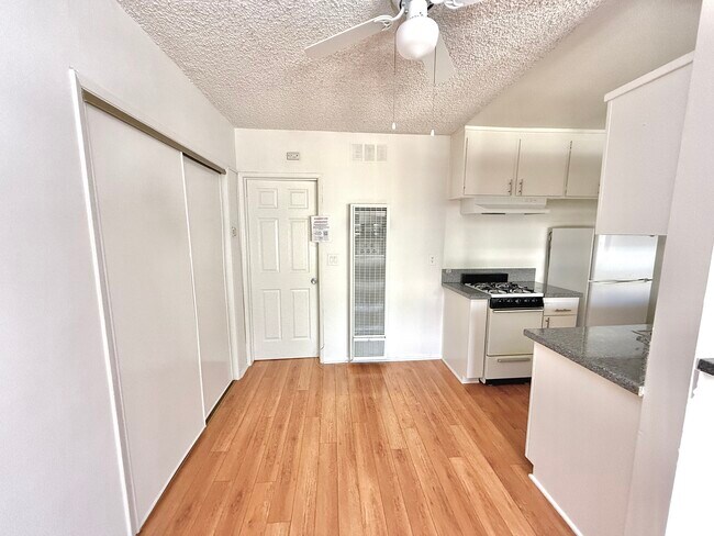 Building Photo - 14540 Hartland St