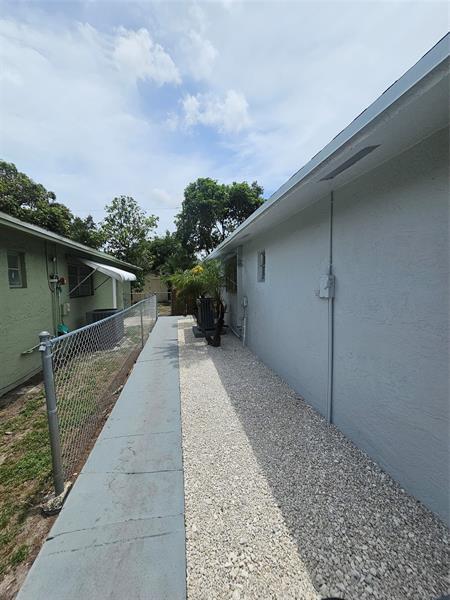 Building Photo - 4072 SW 51st St