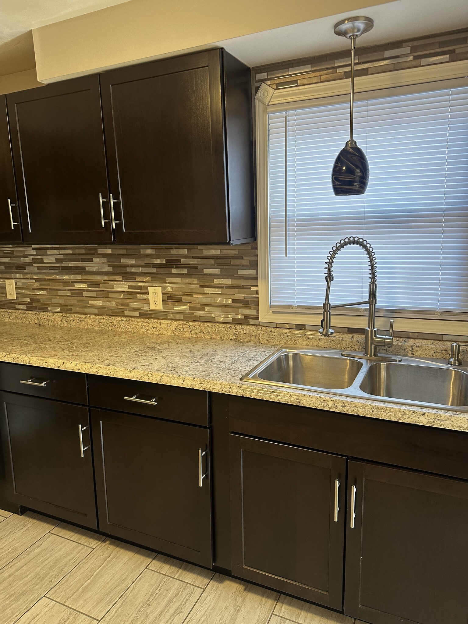 Building Photo - 782 Mount St