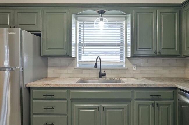 Building Photo - 2312 N Warren Ave