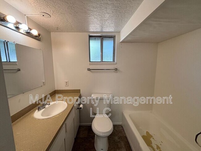 Building Photo - 814 15th St