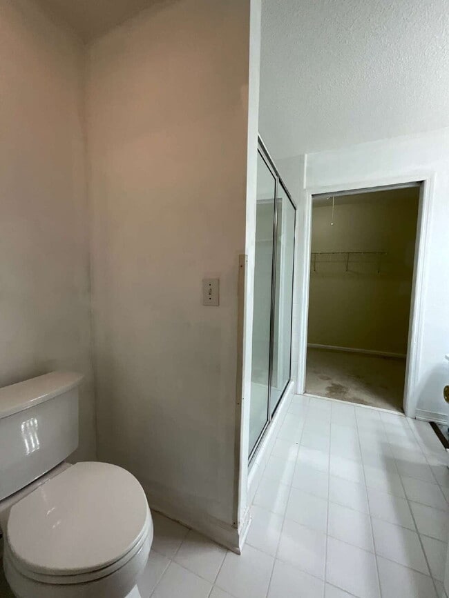 Building Photo - ALL Utilities Included