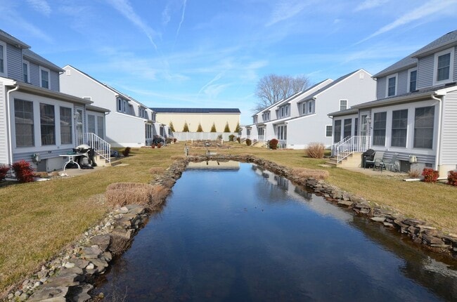 Building Photo - 3 BR, 2.5 BA Versailles Townhouse - Pet Friendly, Bike to Beach