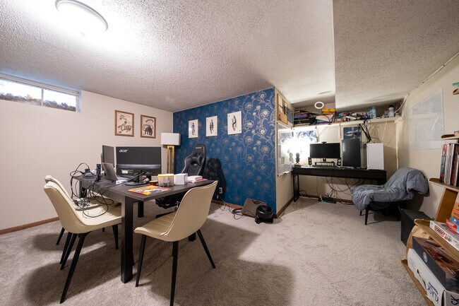 Building Photo - 3235 S 39th Ave