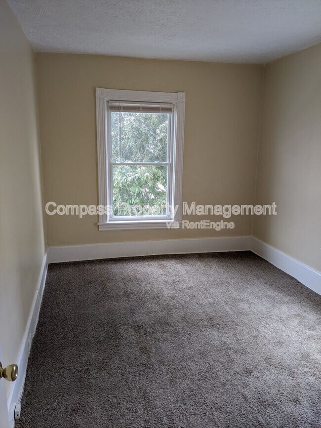 Building Photo - 142 Page St NE