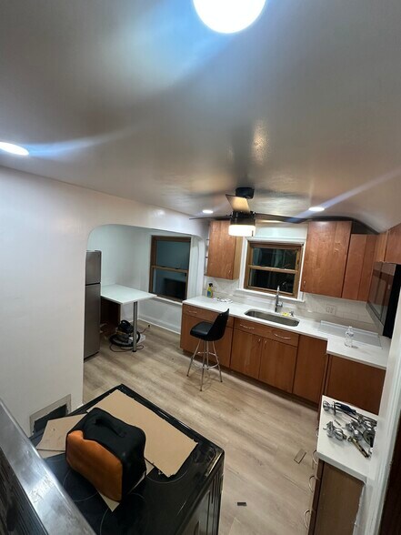 Building Photo - 6404 W Hayes Ave