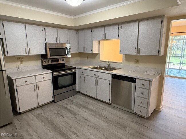 Building Photo - 1699 Golf Club Dr