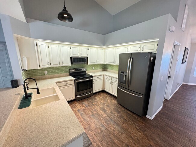 Building Photo - Your Dream Home Awaits! MASSIVE Backyard! ...